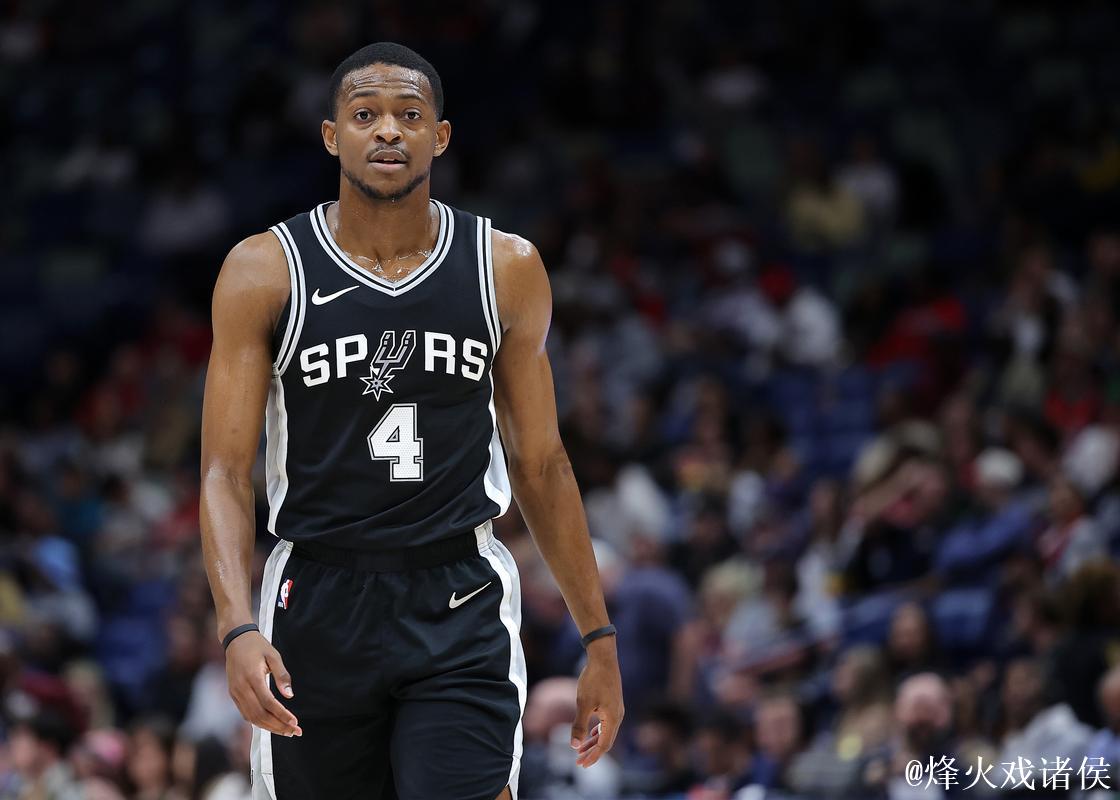 决赛前夜!马刺社媒发布福克斯现身球员训练照片 决赛前夜!马刺社媒发布福克斯现身球员训练照片